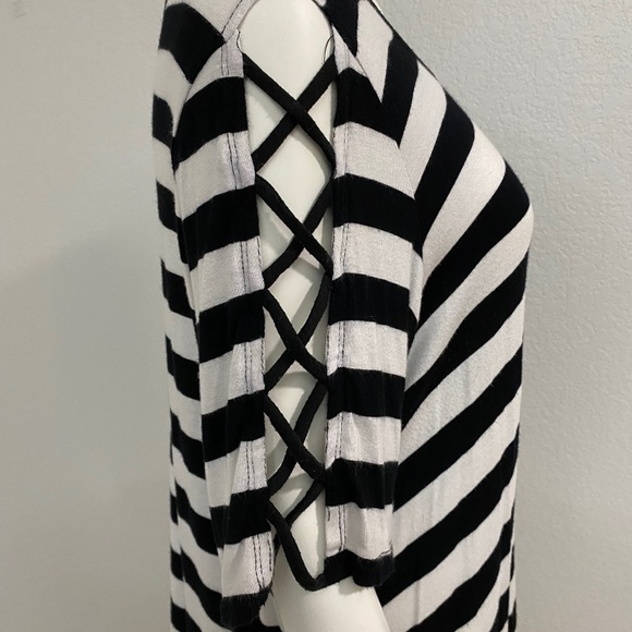 Per Seption Woman Cold Shoulder Top - Picture 3 of 7